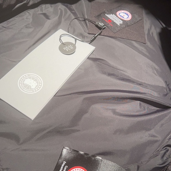 Canada Goose Toddler Parka with Fur - Picture 3 of 6